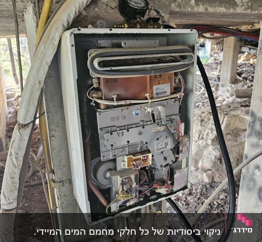 מחמם מים בגז פתוח במהלך עבודת תיקון והתקנה